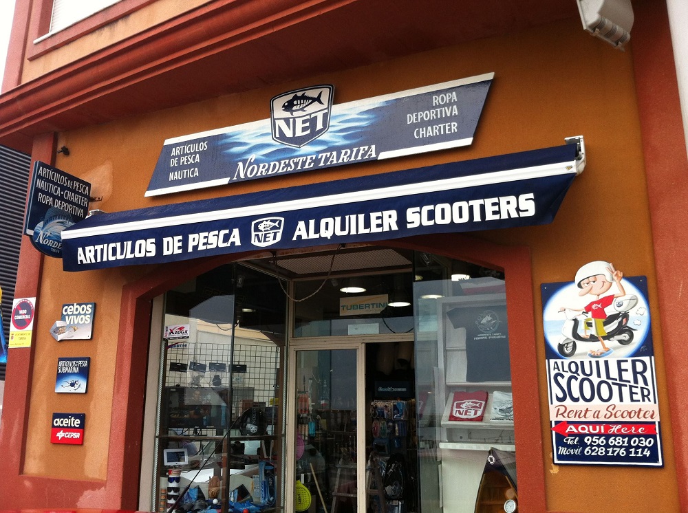 La tienda de pesca Nordeste en Tarifa, al lado del puerto