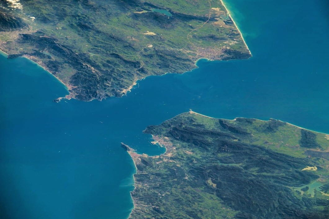 Efecto 180 grados Foto El Estrecho de Gibraltar 3 de mayo 2016 NASA Astronaut Jeff Williams