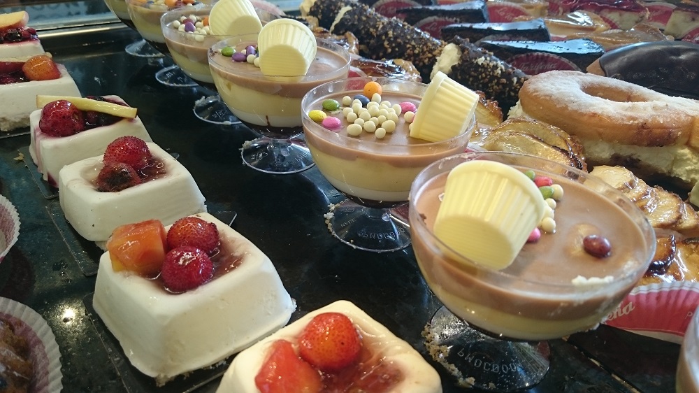 Un café con un pastel de La Tarifeña