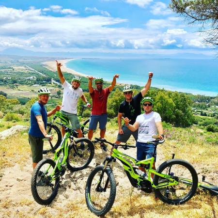 Woody Harrelson Robby Naish, Kevin Langeree en ruta en bici por Tarifa con Ebike Tarifa
