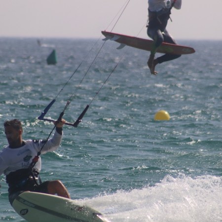 kitesurf en Tarifa desde la costa el sol foto hnk