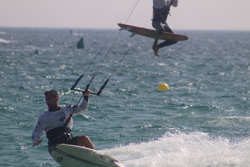 kitesurf en Tarifa desde la costa el sol foto hnk