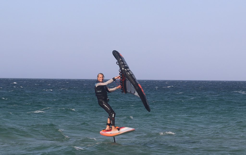 wingsurfer wingfoil en tarifa