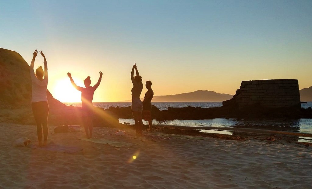 Yoga En La Playa De Tarifa Con La Puesta De Sol