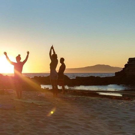 Yoga En La Playa De Tarifa Con La Puesta De Sol